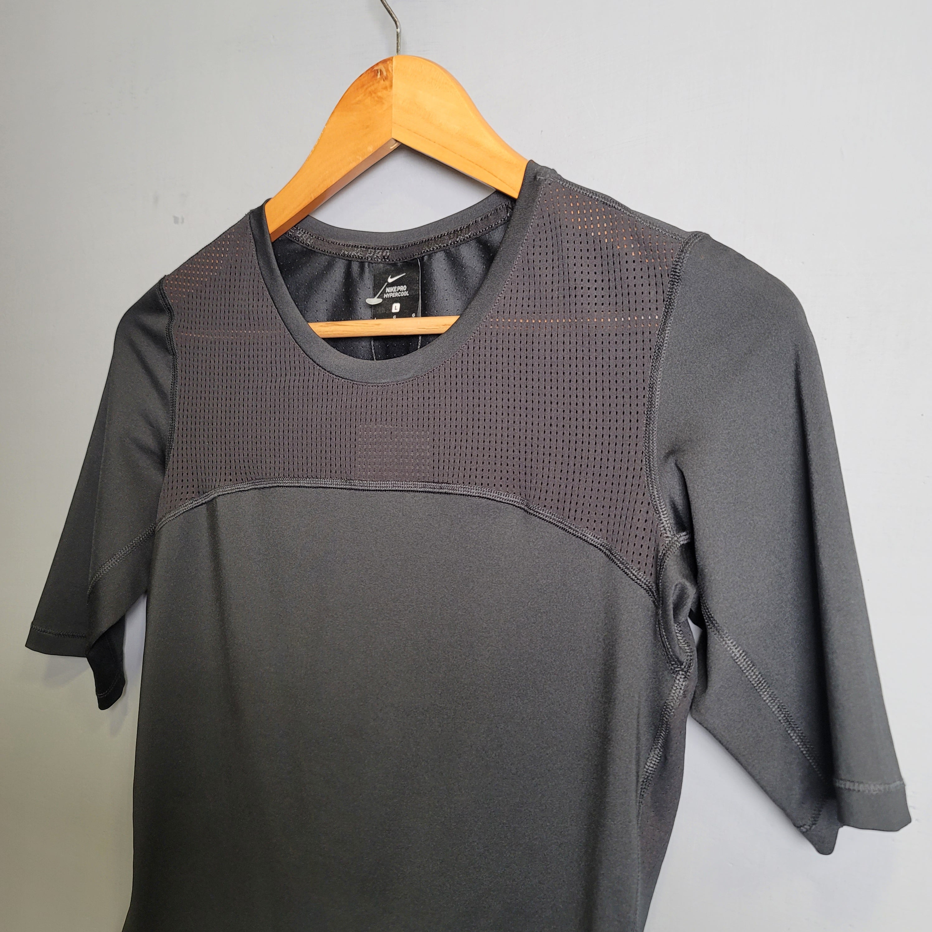 Solid black Nike Sports T-shirt (Nike) - THE GREY AREA