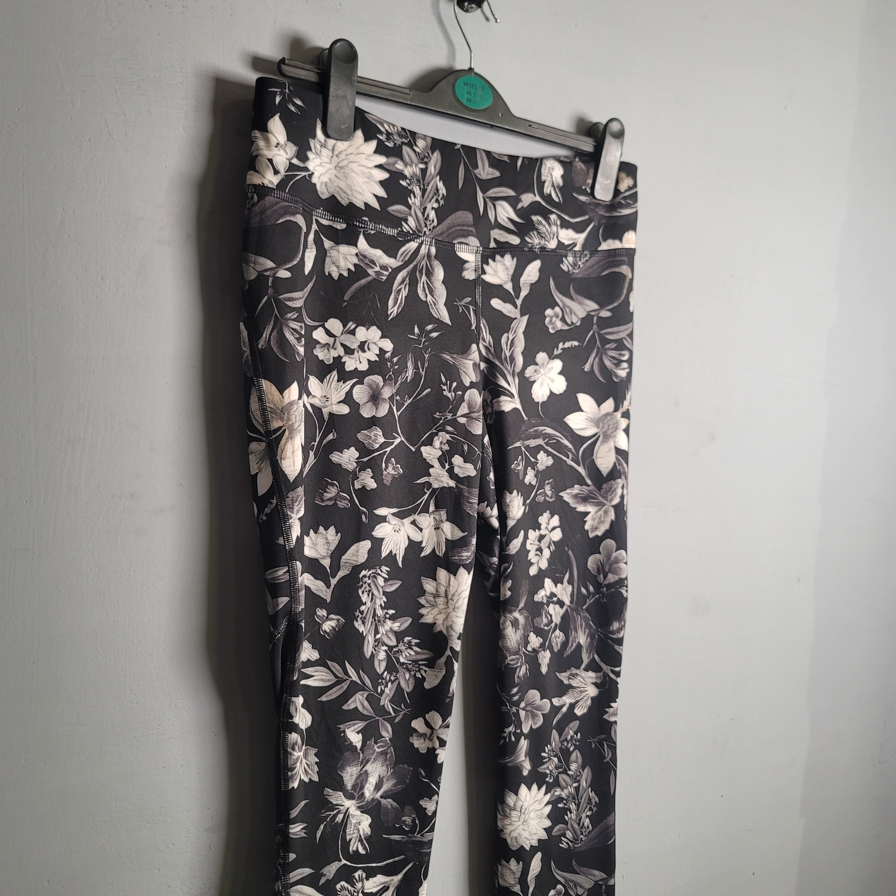 Black Floral print Yoga Pants (OLD NAVY) - THE GREY AREA