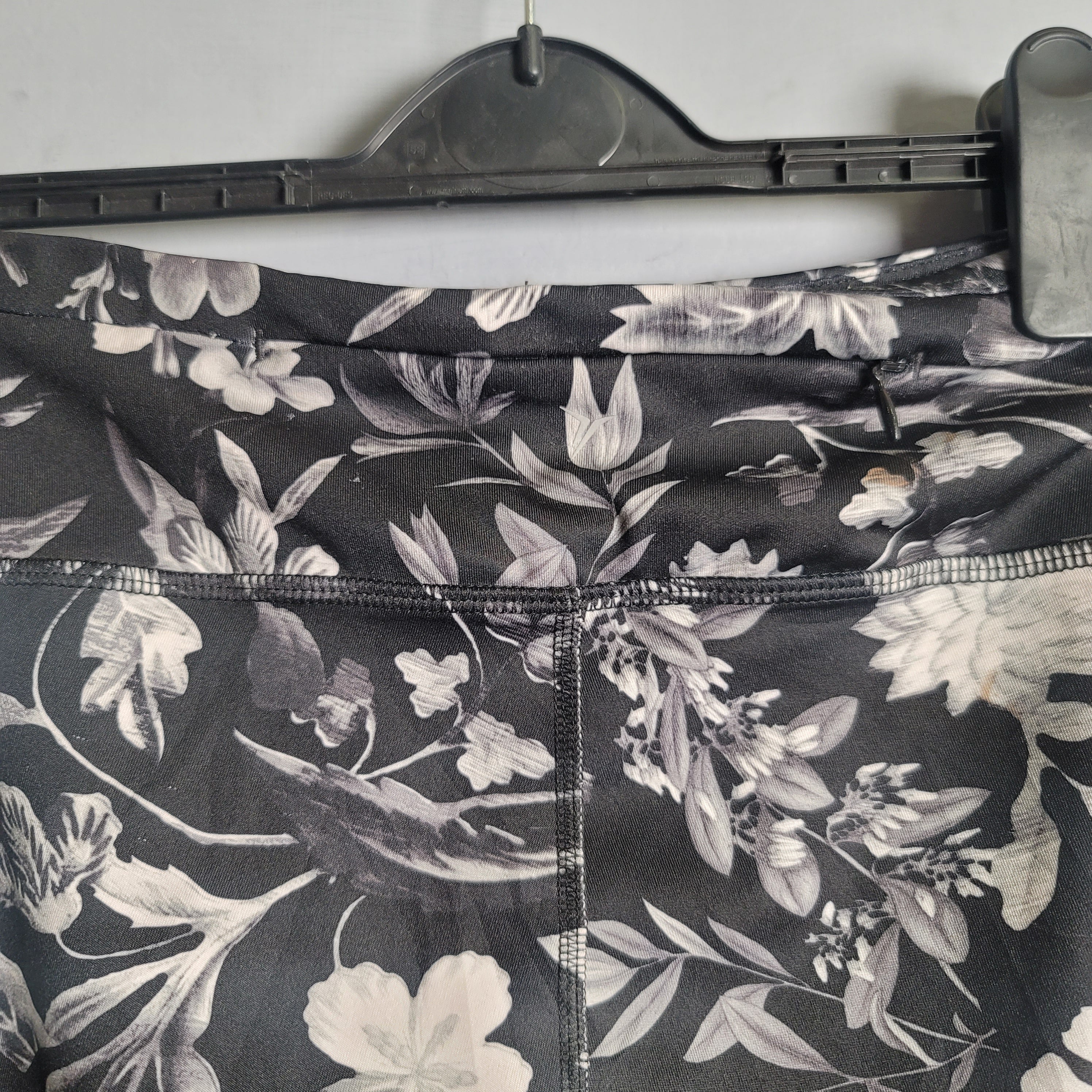 Black Floral print Yoga Pants (OLD NAVY) - THE GREY AREA