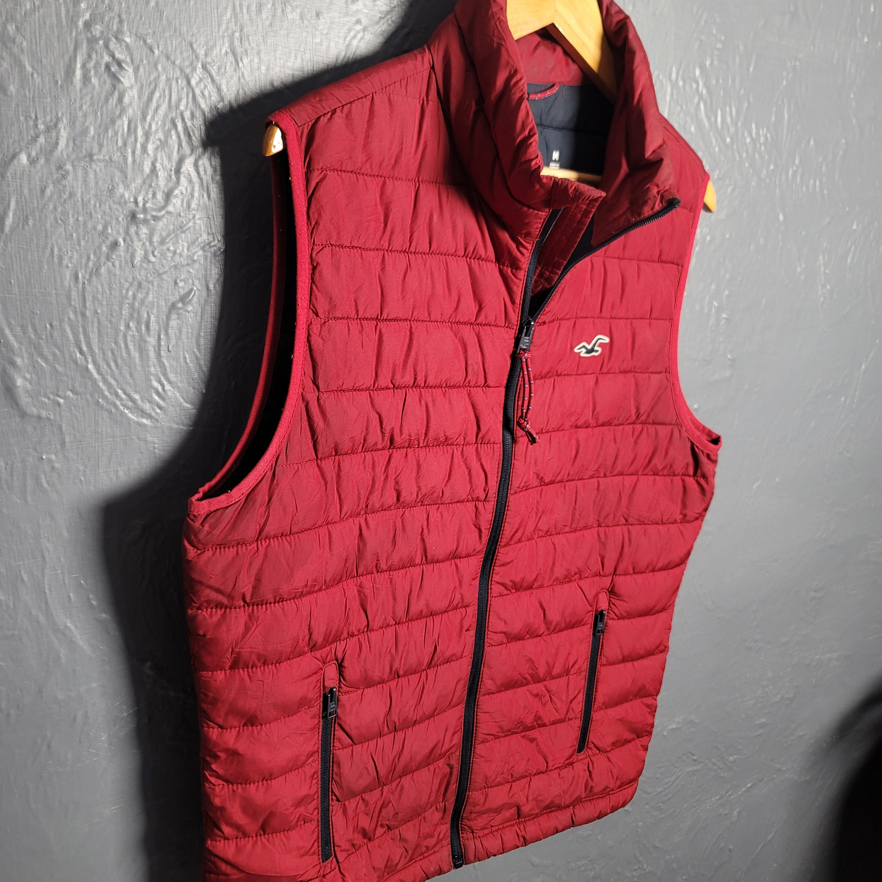 Hollister Burgundy Red Puffer Full Zip Vest Mens Zipped Pockets - THE GREY AREA