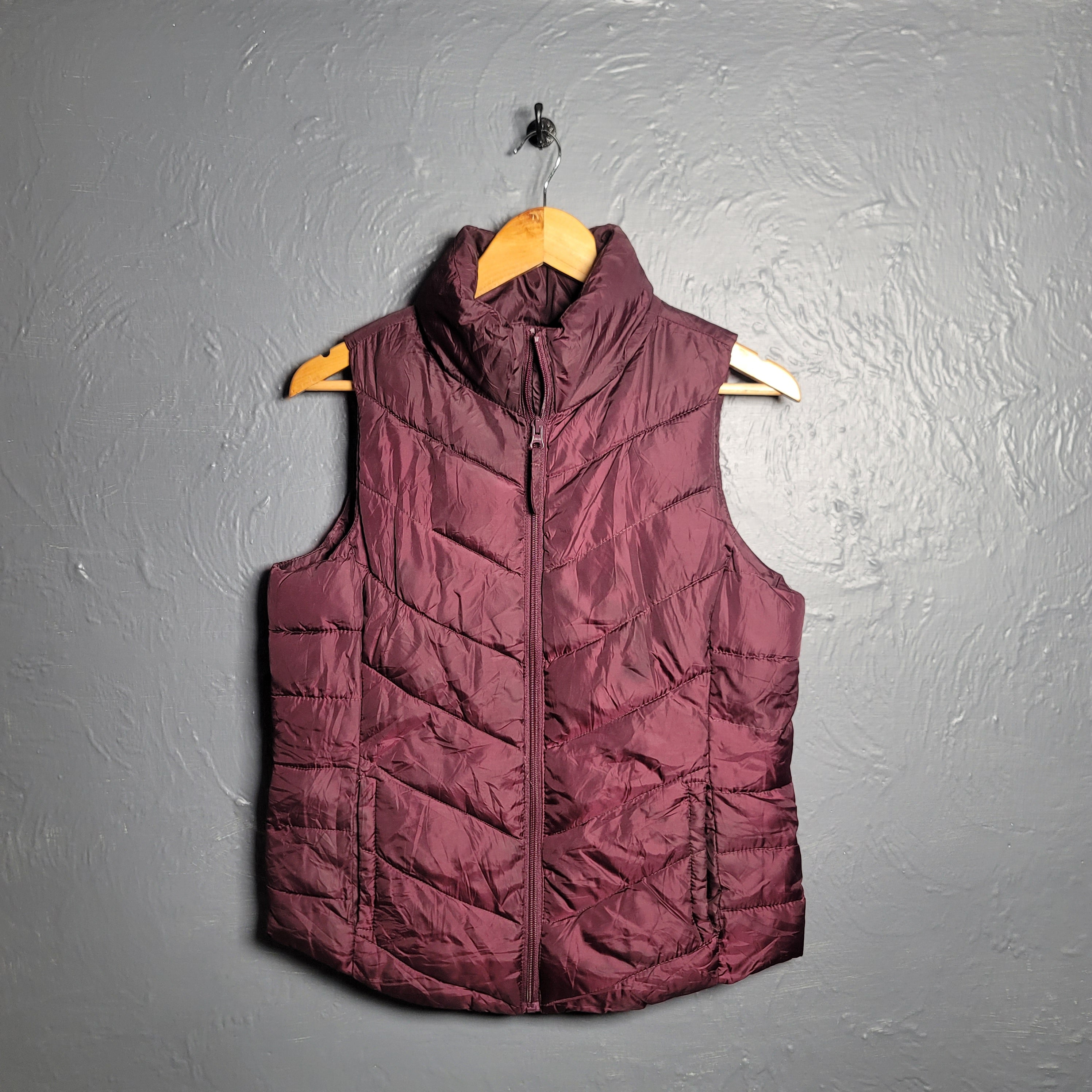 Women's SO Authentic American Heritage Maroon Puffer Vest Diagonal Stitching - THE GREY AREA