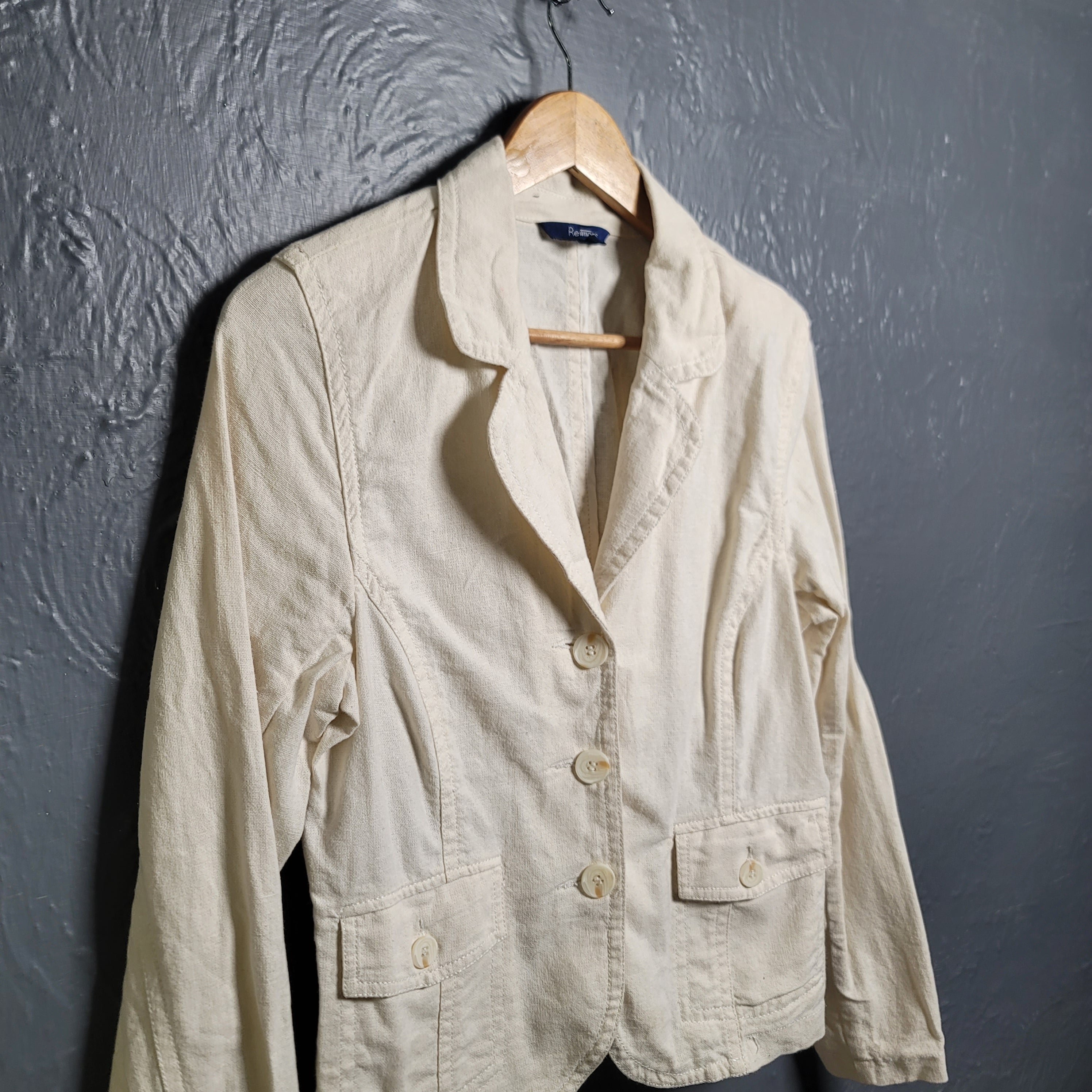 Women's off-white 3 button casual blazer jacket by Reitmans - THE GREY AREA