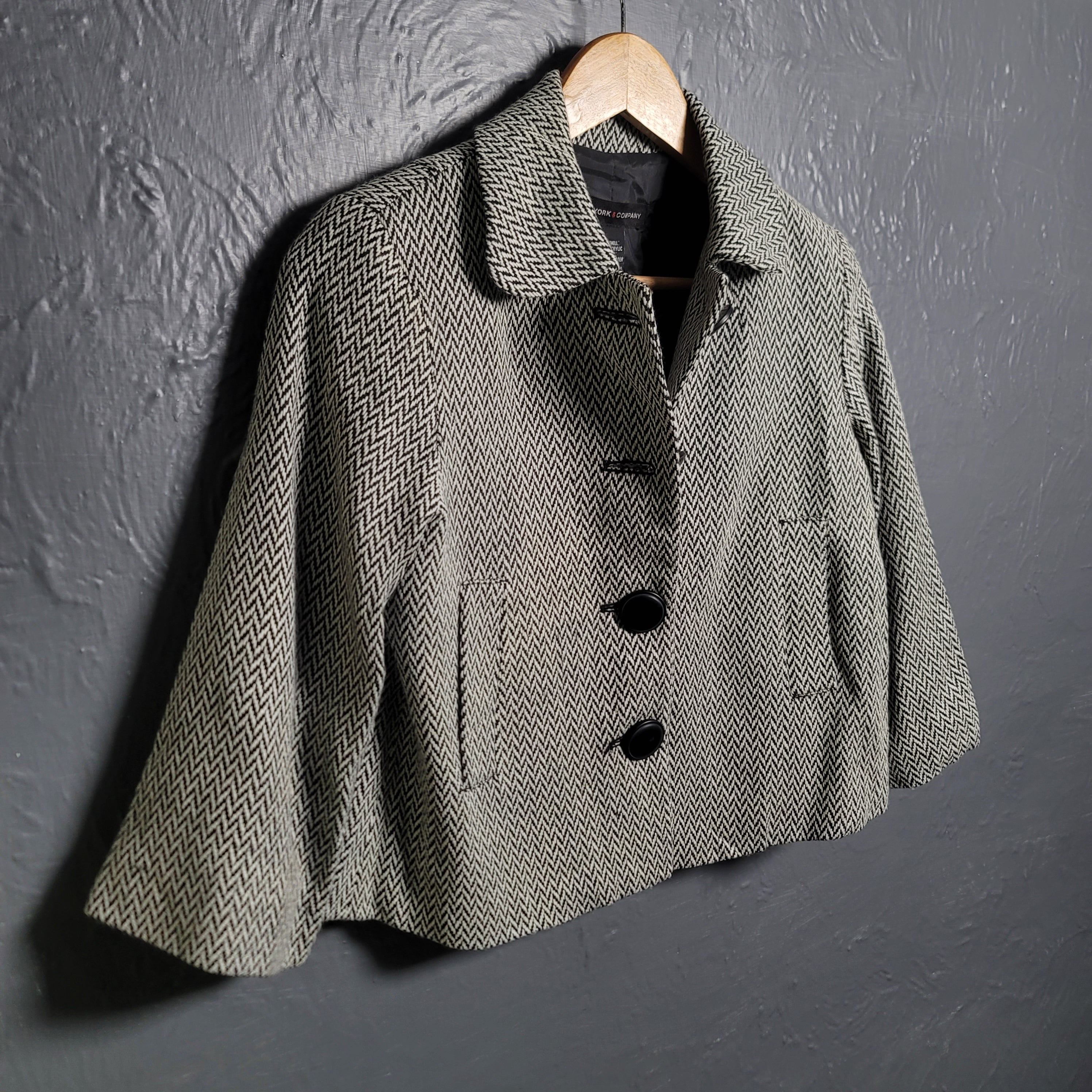 Classic black and white patterned Chevron cropped jacket - THE GREY AREA