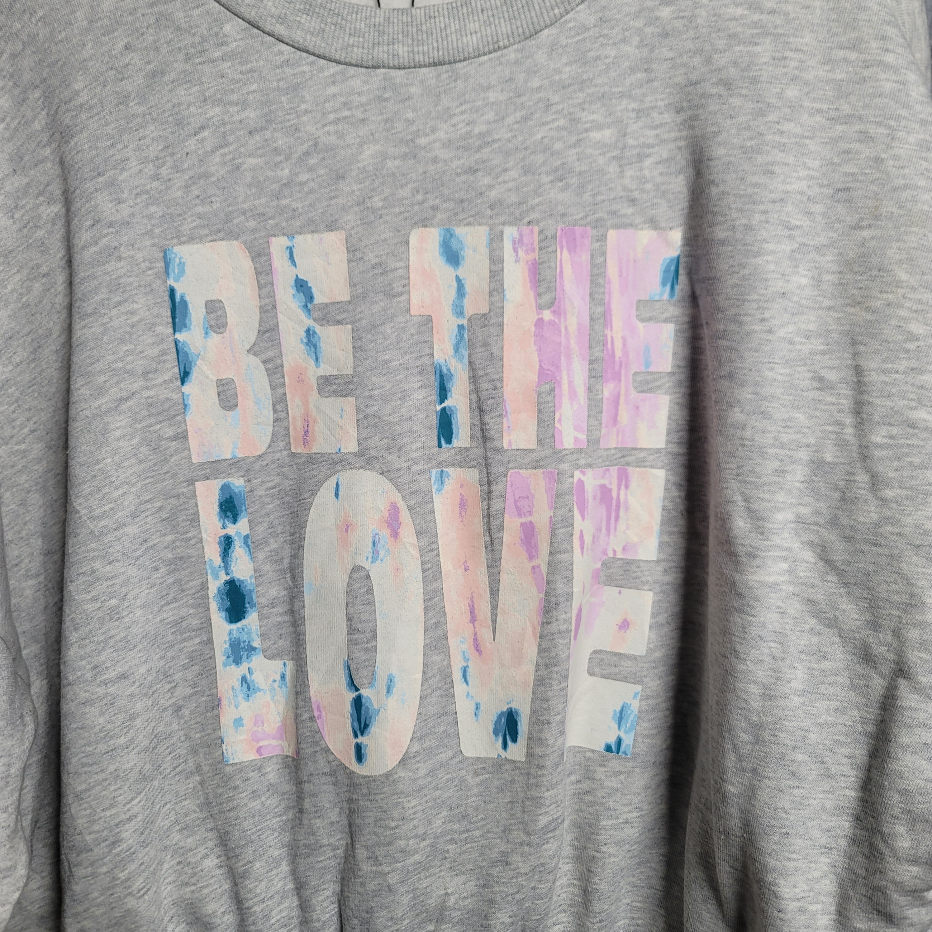 Women's Old Navy Heather Gray "Be The Love" Cropped Sweatshirt - THE GREY AREA