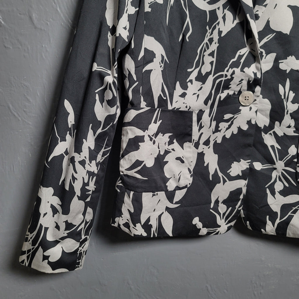 Women’s black and white floral print crepe suit jacket - THE GREY AREA