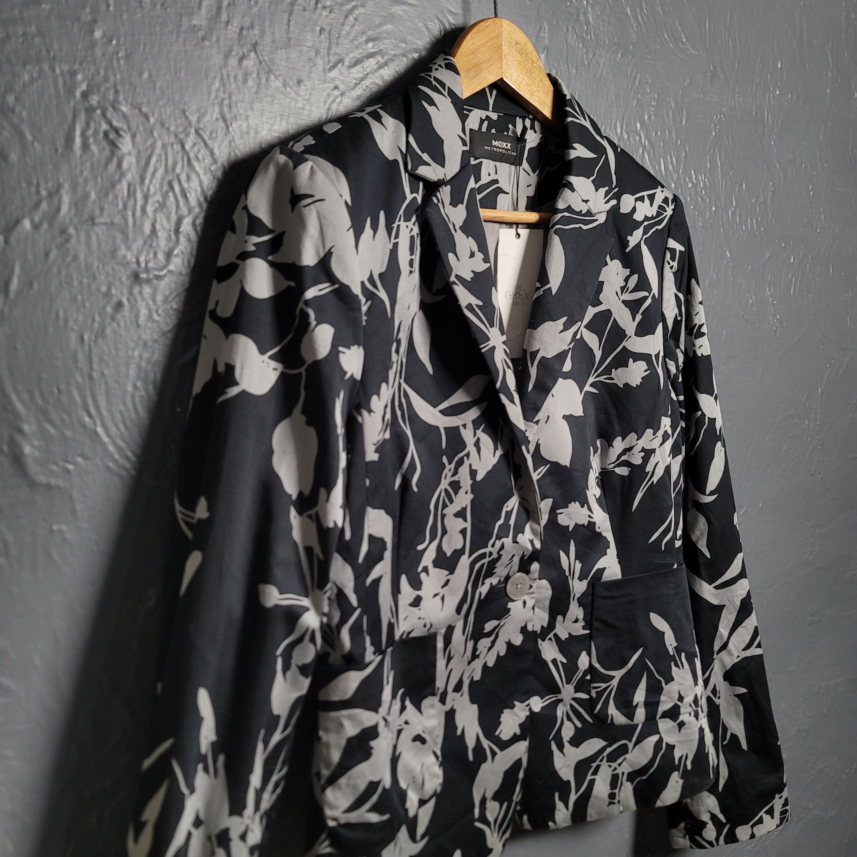 Women’s black and white floral print crepe suit jacket - THE GREY AREA