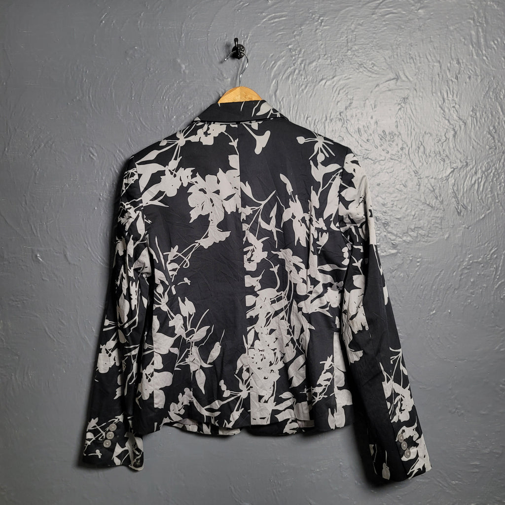 Women’s black and white floral print crepe suit jacket - THE GREY AREA