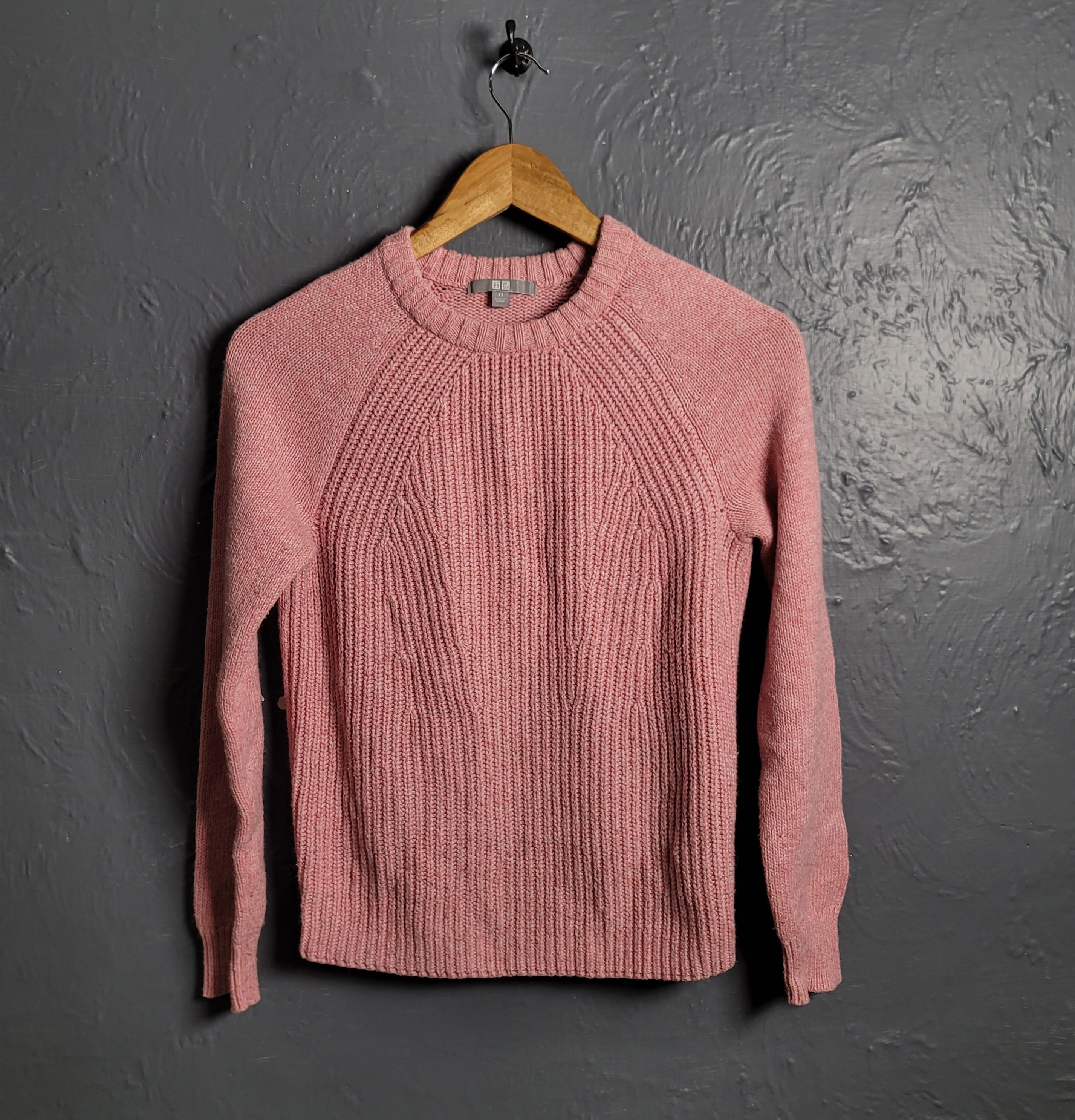 WOMEN'S UNIQLO PINK JUMPER SWEATER
