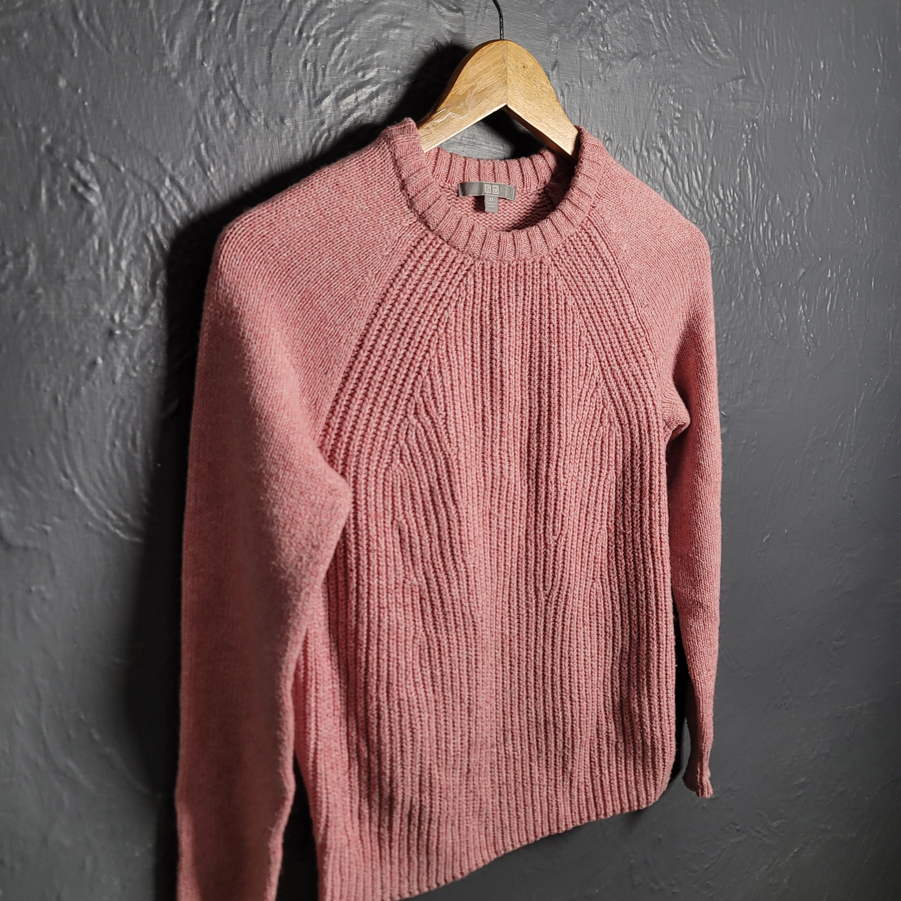 WOMEN'S UNIQLO PINK JUMPER SWEATER