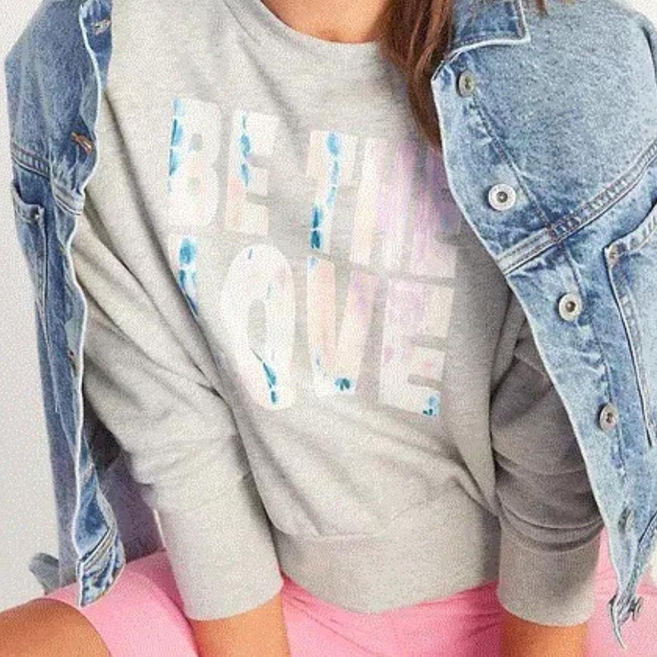 Women's Old Navy Heather Gray "Be The Love" Cropped Sweatshirt - THE GREY AREA