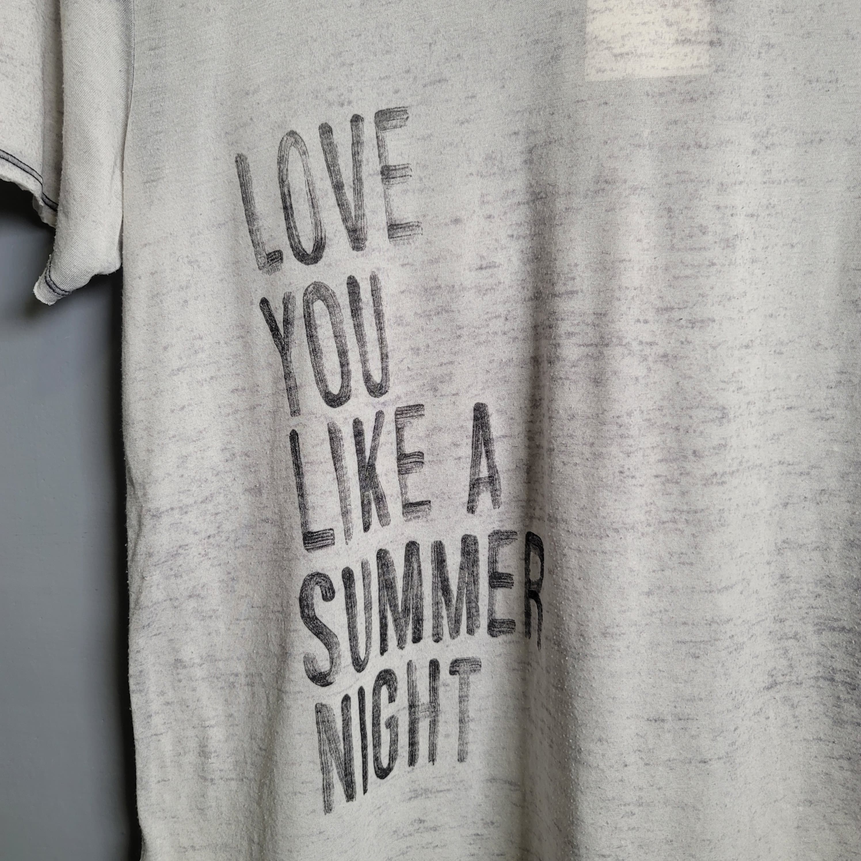 "Love you like a summer night" tshirt by GUESS - THE GREY AREA