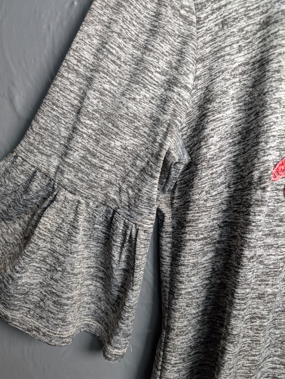 Quiz brand heather gray top with red floral embroidery