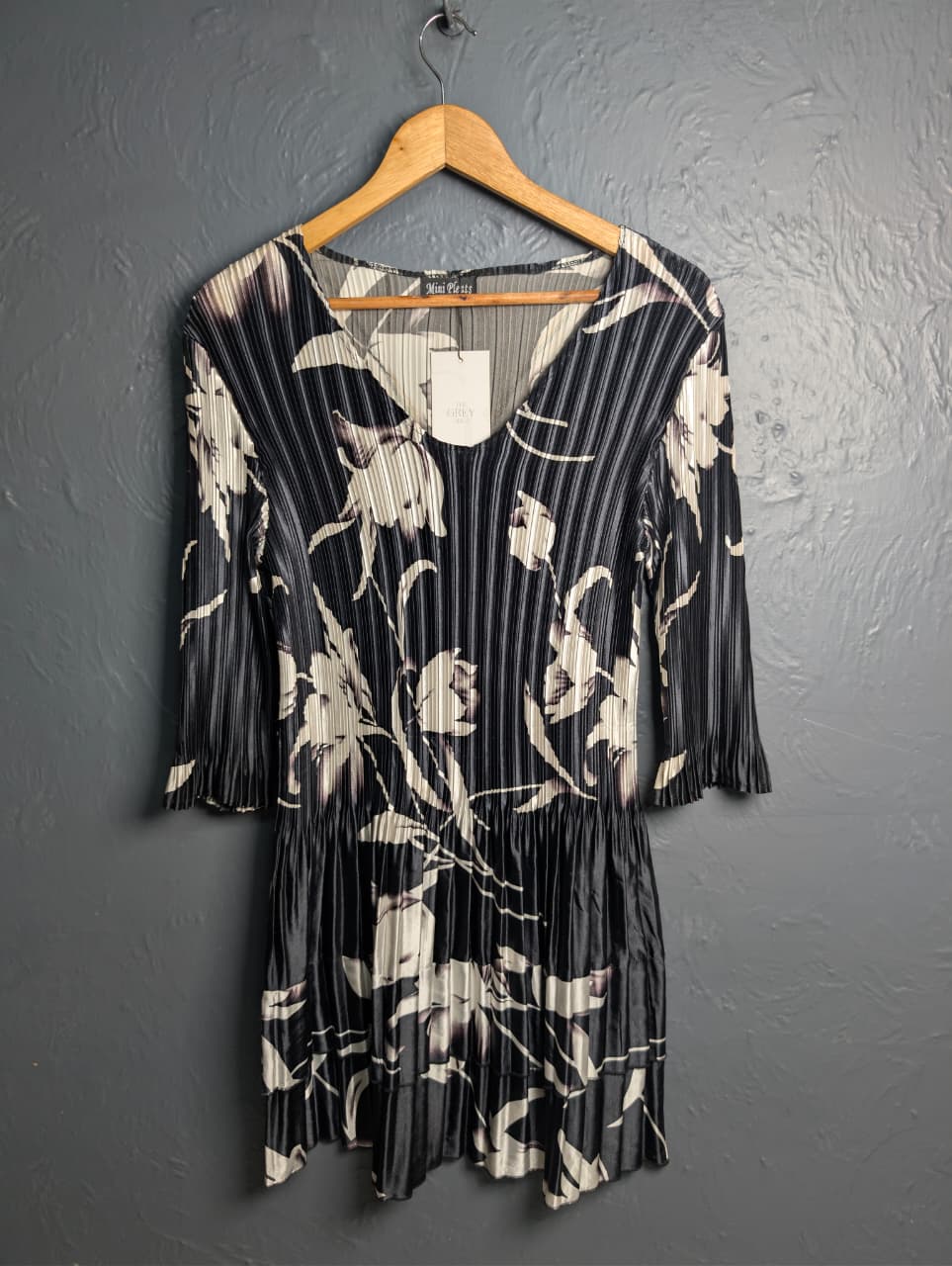 Women's crinkle textured pleated floral tunic dress
