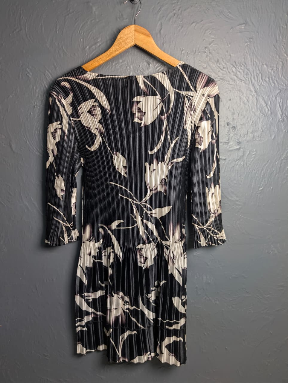 Women's crinkle textured pleated floral tunic dress